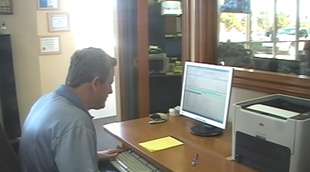 doc jay at computer estimating program for customer's automobile photo from www.thecrashdoctor.com